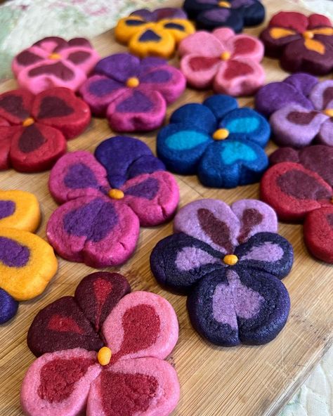 basket full of cookies is extremely soo la voo of me 👩🏾‍🎨 swipe to see an entire meadow of pansy cookies just for you… | Instagram Pansy Cookies, Violet Cookies, Colored Sugar Cookies, Pretty Recipes, Spring Baking, 18th Bday, Edible Creations, Colored Sugar, Birthday Dinner Party