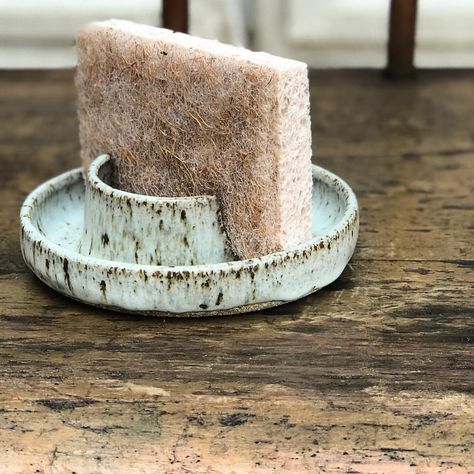 Diy Dish Soap, Dish Sponge Holder, Ceramic Workshop, Ceramic Soap Dish, Pottery Handbuilding, Hand Built Pottery, Functional Pottery, Pottery Crafts, Pottery Classes