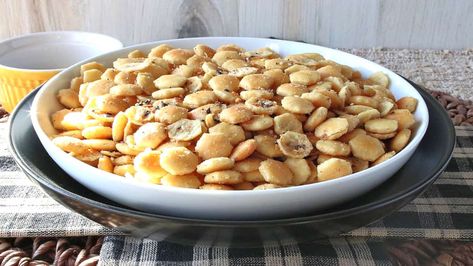 Everything Seasoned Oyster Crackers Everything Bagel Oyster Crackers, Oyster Crackers Ranch, Seasoned Oyster Crackers Recipe, Oyster Cracker Recipes, Oyster Cracker Snack, Crispy Baked Eggplant, Oyster Cracker, Oyster Crackers Recipe, Seasoned Oyster Crackers