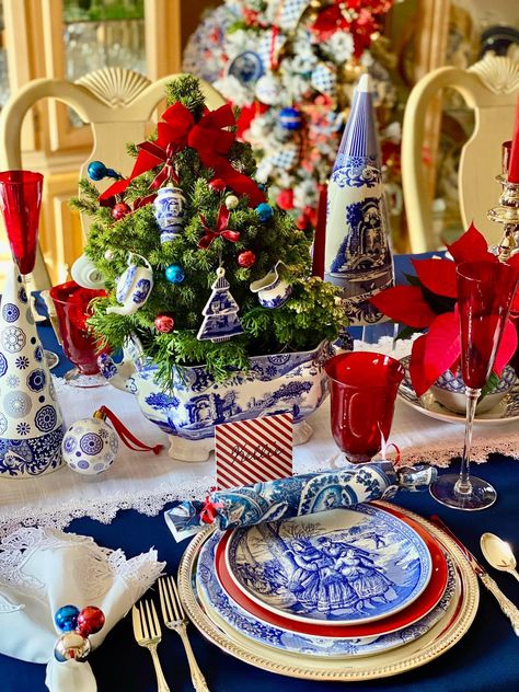 Christmas Chinoiserie, Blue And White Dishes, Blue And White Christmas, Tree Decoration Ideas, Christmas Tables, Chinoiserie Christmas, Southern Christmas, Christmas Open House, Christmas Table Setting