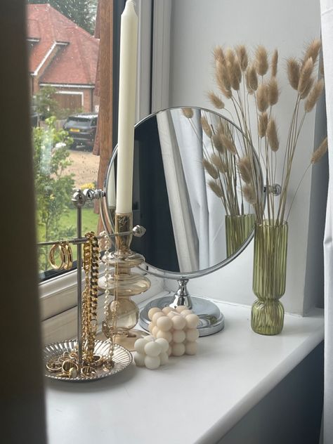 Window Ledge Aesthetic, Aesthetic Windowsill Decor, Bedroom Window Ledge Decor, Bedroom Window Sill Ideas, Bedroom Window Decor Aesthetic, Big Window Sill Decor, Bathroom Window Ledge Decor, Styling A Windowsill, Bedroom Window Sill Decor Ideas