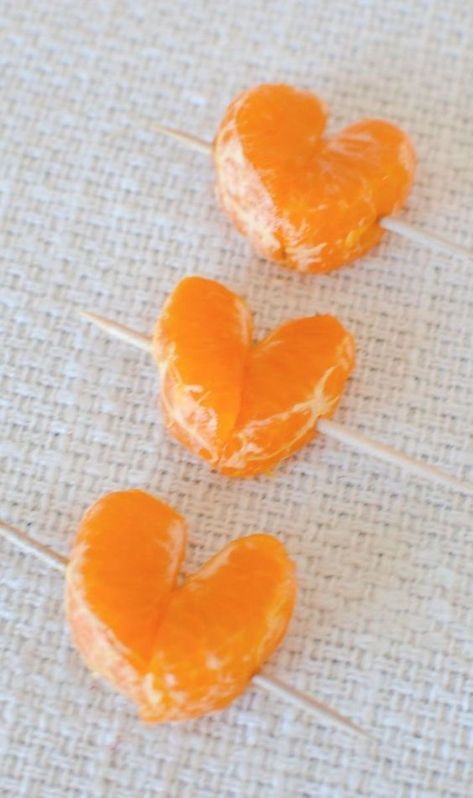 Light Refreshment Ideas, Deco Fruit, Heart Shaped Food, Decorações Com Comidas, Food Art For Kids, Fruits For Kids, Food Shapes, Mozzarella Sticks, Valentines Day Food