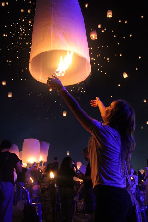 Sky At Night, Floating Lanterns, Sky Lanterns, Floating Lights, Lantern Festival, Chiang Mai Thailand, Dream Lifestyle, Teenage Dream, Paper Lanterns