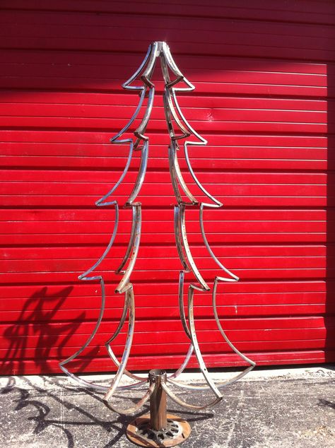 Recycled Bicycle parts Christmas tree. Bicycle Upcycle, Bike Craft, Welding Art Projects, Metal Christmas Tree, Upcycle Decor, Horseshoe Art, Christmas Parade, Christmas Decorations Diy Outdoor, Metal Christmas