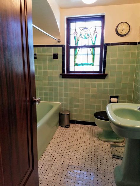 1960s Bathroom Remodel Before After, 1930s Bathroom Original, Green Restroom Ideas, Green Tile Bathroom Vintage, 1920s Bathroom Original, 1960s Bathroom Remodel, Bathroom Tile Shower Ideas, Tiles Kitchen Floor, Tiles Painting