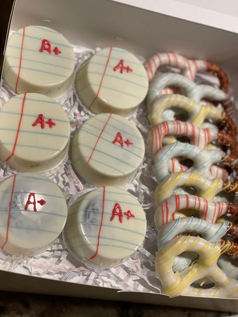 Teacher Appreciation Oreos, Teacher Appreciation Chocolate Treats, Chocolate Covered Oreos Valentine, Chocolate Covered Oreo Ideas, Chocolate Covered Treats Ideas, Choc Covered Oreos, Teacher Appreciation Chocolate, Oreos Dipped In Chocolate, Easter Chocolate Covered Oreos