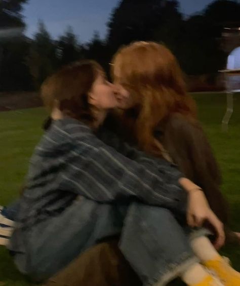 Ginger And Brunette Couple Aesthetic, Ginger And Black Hair Lesbian Couple, Sadie Sink With Friends, Sapphic Couple Photos, Wlw Pics To Recreate, Wlw Lockscreen, Relationship Aesthetic Pictures, Ginger And Brunette, Coming Out Ideas