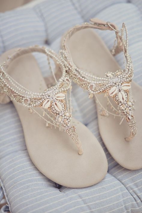 Bohemian Style Gown, Wedding Shoes Sandals, Types Of Gowns, Hak Tinggi, Country Shoes, Rock Wedding, Bridal Skirts, Bridal Sandals, Bridal Shoes Flats