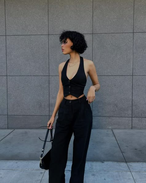 Nara Aziza Smith on Instagram: “❤️‍🔥” Nara Smith, Curly Hair Photos, Mode Vintage, New Classic, Nara, Black Outfit, Look Cool, Modest Fashion, Pretty Outfits