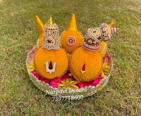 Coconut Decorations For Wedding, Varisai Thattu Ideas, Coconut Plate Decoration, Bathukamma Decoration Ideas, Plate Decoration Wedding Indian, Wedding Plate Decoration, Plate Decoration Ideas, Coconut Decoration, Home Flower Decor