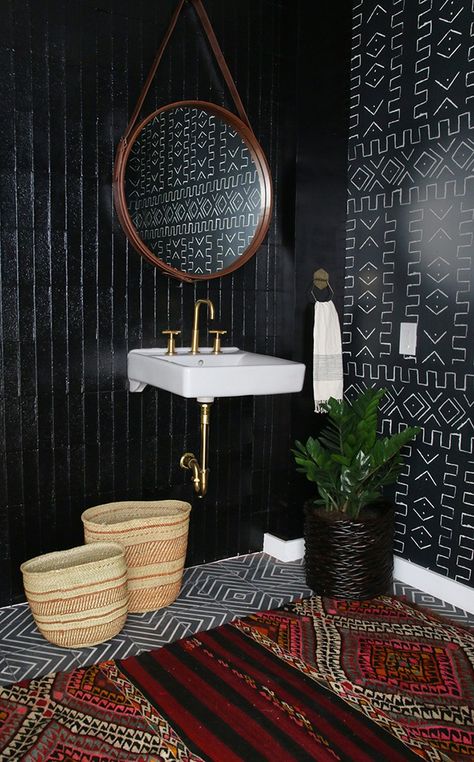 Black Powder Room Ideas, African Inspired Decor, Unique Interior Design, Home Decor Baskets, Boho Bathroom, African Decor, Amber Interiors, Bathroom Trends, Dark Interiors