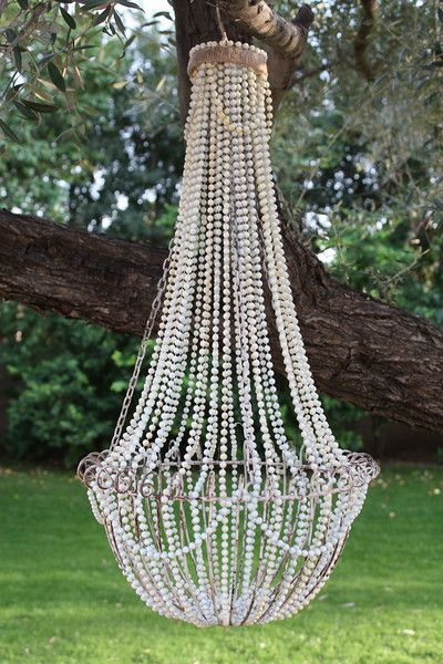 DIY:  French Beaded Chandelier - made from a hanging wire basket &  $ Store beads.  This is an awesome tutorial & so creative!!! Hanging Wire Basket, French Country Chandelier, Country Chandelier, Outdoor Chandelier, Inexpensive Home Decor, Diy Chandelier, Wire Basket, Affordable Decor, Beaded Chandelier