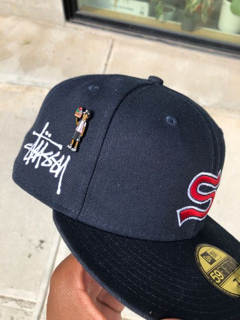 Embroidered Fitted Hat, Fitted Hats Outfit Men, Fitted Hats Aesthetic, Fitted Hat Outfit, Stussy Hat, Hats Streetwear, Hat Outfit Men, Topi Vintage, Streetwear Caps