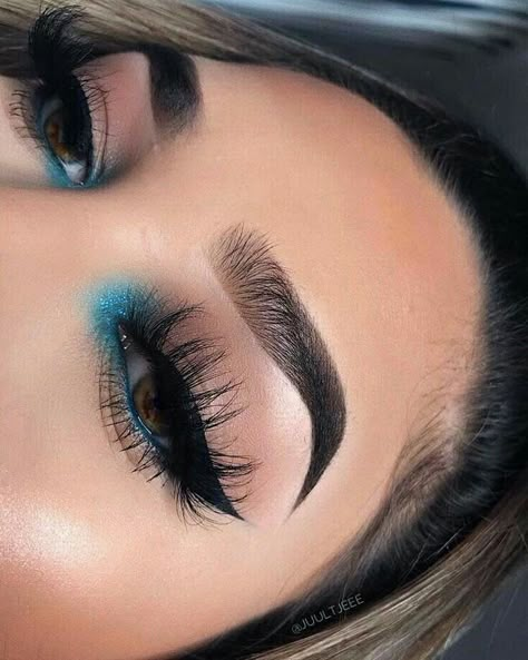 Ese toqué azul es mágico 😍😍😍 de qué color lo harías?? #makeup #maquillajedeojos #maquillajeprofesional #maquillajecejas #makeupfanatic1… Machiaj Smokey Eyes, Make Up Designs, Drag Make-up, Smink Inspiration, Makijaż Smokey Eye, Colorful Eye Makeup, Makeup Eye Looks, Black Makeup, Creative Eye Makeup