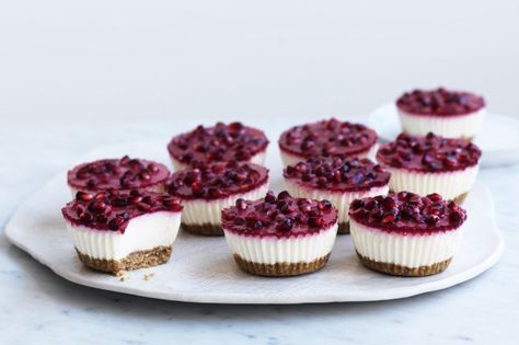 Mini vanilla and pomegranate yoghurt cheesecakes main image Yalda Dessert, Pomegranate Cheesecake, Pomegranate Recipes, Chef Ideas, Healthy Cheesecake, Classic Cheesecake, Probiotic Foods, Diet Snacks, Personal Aesthetic