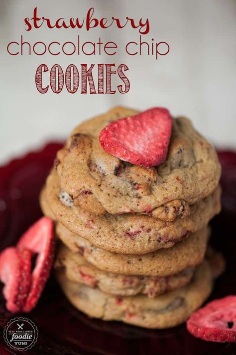 Strawberry Chocolate Chip, Classic Chocolate Chip Cookies Recipe, Strawberry Chocolate Chip Cookies, Freeze Dried Fruit, Strawberry Cookies, The Best Dessert, Strawberry Chocolate, Freeze Dried Strawberries, Dried Strawberries