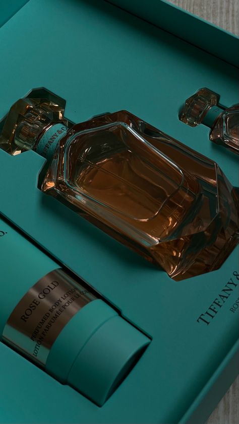 Tiffany Perfume, Color Mood, Farmhouse Kitchen Remodel, Fragrances Perfume Woman, Perfume Collection Fragrance, Luxury Aesthetic, Breakfast At Tiffanys, Popular Fashion, Tiffany And Co