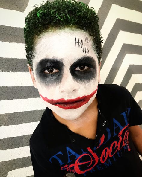 Kids Joker Makeup, Clown Makeup Boys For Kids, Joker Face Paint Easy, Joker Boy Makeup, Zombie Face Makeup For Kids, Clown Makeup For Kids, Halloween Face Paint Men, Face Paint Ideas For Boys, Halloween Kids Face Paint