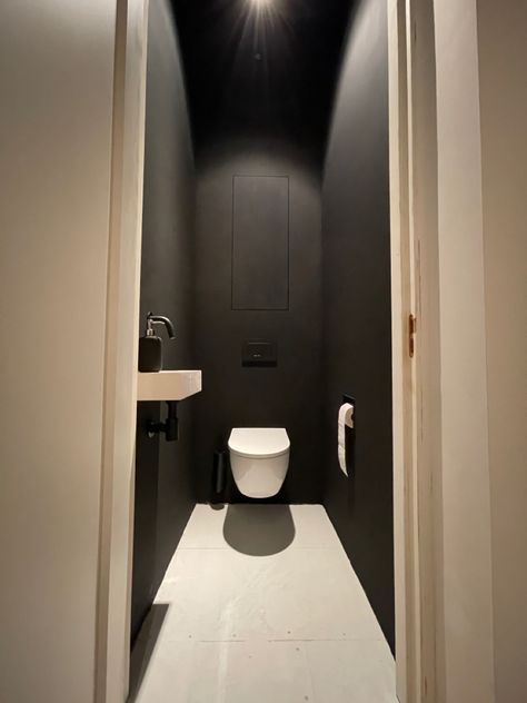 Gents Toilet Design, Black Downstairs Toilet, Black Restroom, Toilet Black And White, Minimal Toilet, Wc Black, Grey Toilet, Black Chalkboard Paint, Cloakroom Toilet