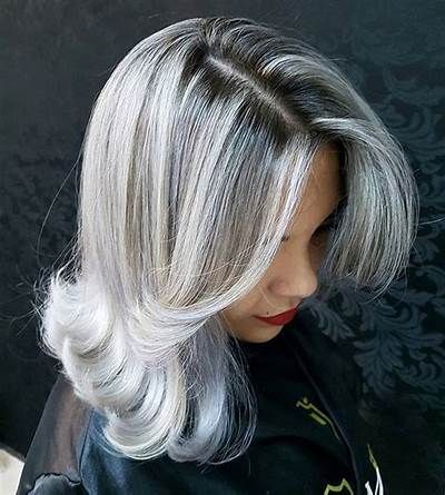 WEBSTA @ robsonpeluquero - By @robsonpeluquero Blonde Hair With Grey Highlights, Grey Hair Journey, Silver White Hair, Grey Ombre Hair, Frosted Hair, Grey White Hair, Going Grey, Gorgeous Gray Hair, Grey Hair Inspiration