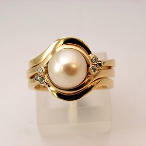 Pearl Rings In Gold For Women, Pearl Rings In Gold, Pearl Ring Design, Aquamarine Gold Ring, Temple Jewellery Earrings, Rings In Gold, Silver Pearl Ring, Pearl Rings, Antique Jewellery Designs