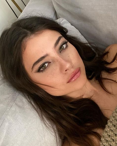 Blancs on Instagram: “@diorbeauty” Brunette Green Eyes, Victoria's Secret Aesthetic, Short Beard, Hairstyles Women, Brunette Woman, Long Black Hair, Makes You Beautiful, Baddie Makeup, Double Chin