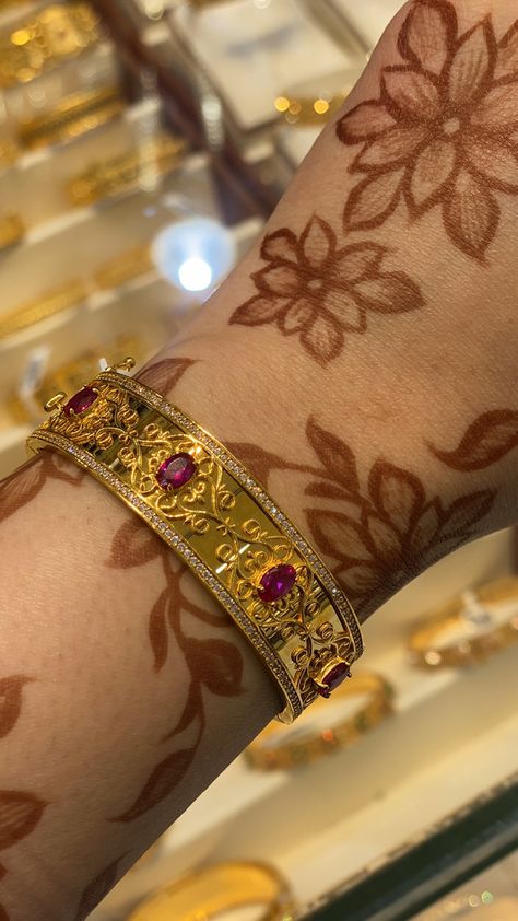 Arabic Gold Bangles Design, Khaleeji Gold Jewelry, Middle Eastern Jewelry Aesthetic, Arabic Gold Jewelry Dubai, Arab Gold Aesthetic, Arab Gold Earrings, Middle Eastern Gold Jewelry, Arab Jewelry Aesthetic, Gold Arabic Jewelry