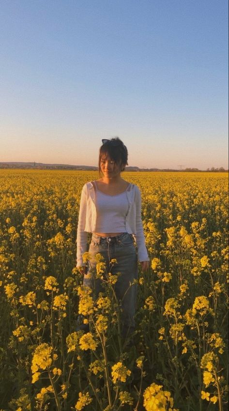 Mustard Field, San Diego Style, Spring Photoshoot, Flower Photoshoot, Brandy Melville Usa, Nature Photoshoot, 90’s Aesthetic, Berlin Fashion, Photography Vintage