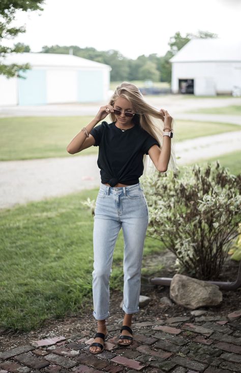 Mom Jeans With Sandals, Light Wash Mom Jeans Outfit, Light Wash Mom Jeans, Jean Outfit, Jeans Outfit Fall, Mom Jeans Outfit, Double Strap Sandals, Ootd Ideas, Mom Jean