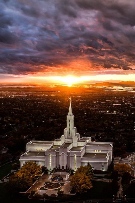 Sitting high above the city on the mountain side, this is a true beacon of truth and light to all. Temple Sunrise, Ogden Temple, Bountiful Temple, Lds Temple Pictures, Later Day Saints, Mormon Temples, Temple Pictures, Lds Art, Mormon Temple