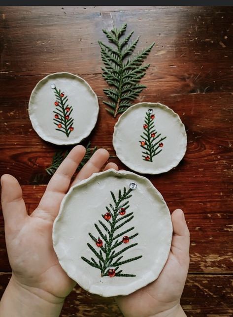 Christmas Nature, Clay Dish, Nature Craft, Eco Friendly Christmas, Winter Crafts For Kids, Outdoor Activities For Kids, Sweet Christmas, Mini Christmas Tree, Nature Activities