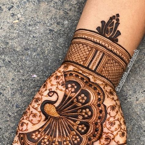 Sanjana Bavasiya on Instagram: "for peacock lovers ✨✨   for bridal mehandi orders bookings and classes contact on 8866622150.  make your day more memorable with sanjana bavasiya and team✨  #mehandi #mehndi #mendi #peacock #newdesign" Pecock Model Mehandi, Peacock Henna, And Team, Bridal Mehandi, Your Day, Poses Women, Best Mehndi Designs, Latest Mehndi, Best Mehndi