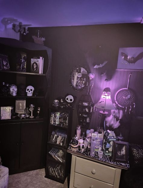 Goth College Dorm, Cozy Room Aesthetic Dark, Room Ideas Goth, Mall Goth Room, Romantic Goth Room, Purple Gothic Bedroom, Gothic Apartment, Witchy Apartment, Spooky Room Decor