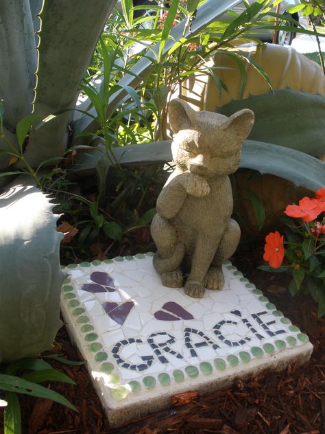 Grave marker for my Garden Cat Gracie. She wore a collar with a purple heart that had her name on it. These broken purple hearts are appropriate, because mine was broken too. She is under the century plant where she liked to sleep. Pet Grave Marker Diy, Pet Memorial Ideas Dogs, Pet Cemetary, Cat Grave Marker, Pet Memorial Garden, Spoiled Cats, Pet Cemetery, Pet Grave Markers, Memorial Stones