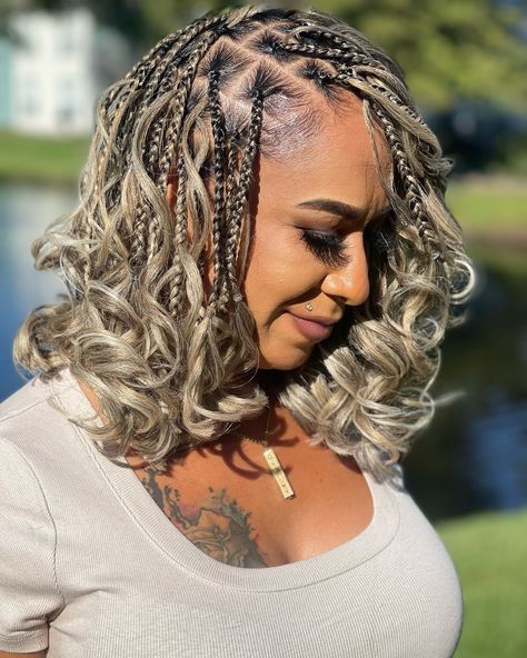 Knotless French Curl Bob Now Available for booking. Under “Knotless Braid Styles” Click the 🔗⛓️‍💥🖇️ . . . #frenchcurlsbraids #bobbraids #jaxbraids #knotlessbraids #904braider #duvalbraider #frenchcurlbraids #knotlessboxbraids #protectivestyles #zuryhollywood #zuryhair Knotless Bob With Curls, Bob French Curl Braids, Knotless Box Braids Bob, Knotless Braid Styles, Short Box Braids Bob, Knotless Bob, Bob Curls, Goddess Knotless Braids, Curl Bob