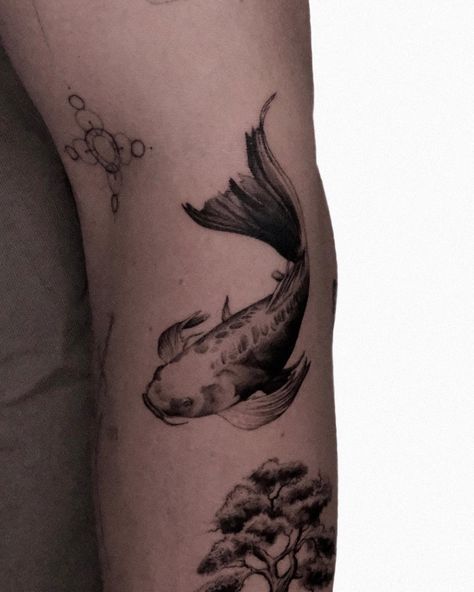 Koi Fish 🐟 Guest Spot: Osnabrück few Spots left 30.10. - 03.11. Berlin 04.-07.12 | Instagram Travel Tattoo Ideas, Koi Fish Tattoo, Fish Tattoo, Realistic Tattoo, Tattoo Placement, Travel Tattoo, Koi Fish, Fish Tattoos, Realism