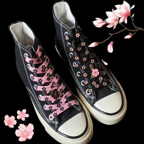 Black Converse With Pink Laces, Pink And Black Converse, Pink And Black Shoes, Pink Shoe Laces, Harajuku Shoes, Black Sakura, Lace Charms, Pink Shoelaces, How To Lace Converse