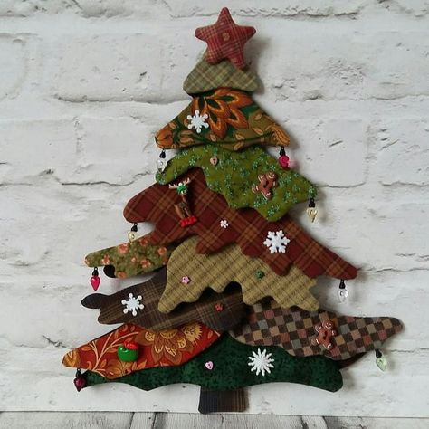 Diy Christmas Quilt, Fabric Christmas Decorations, Christmas Quilting Projects, Christmas Sewing Projects, Christmas Quilt Patterns, Felt Crafts Christmas, Fabric Christmas Trees, Felt Christmas Decorations, Christmas Applique