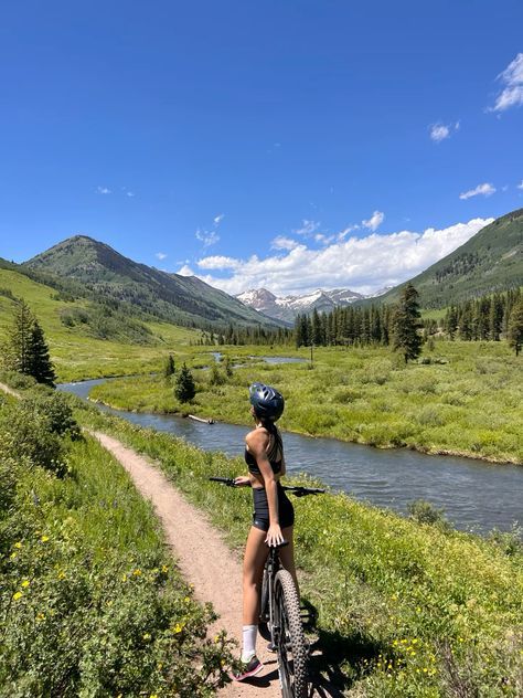 Mountain Biking Aesthetic, Girl In Mountains, Mountain Bike Aesthetic, Summer Hiking Aesthetic, Hike Colorado, Mountain Woman, Hiking Colorado, Colorado Hikes, Colorado Nature