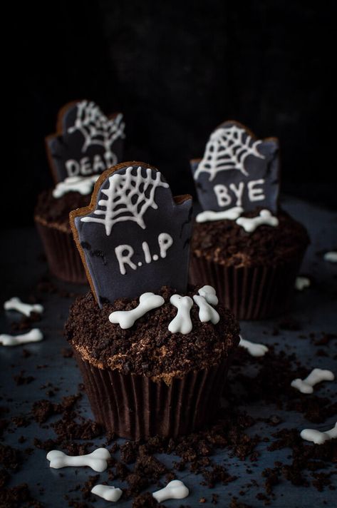 Tombstone cupcakes for Halloween - these impressive chocolate graveyard cupcakes with gingerbread tombstones, cookie dirt and royal icing bones are seriously spooky, utterly delicious and totally vegan! Step by step photos included. #vegan #Halloween #cupcakes #chocolate Vegan Halloween Candy, Vegan Halloween Desserts, Vegan Halloween Treat, Halloween Candy Recipes, Vegan Royal Icing, Cupcakes For Halloween, Vegan Halloween Food, Spooky Halloween Desserts, Pasteles Halloween