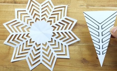 Paper Snowflakes Easy, Paper Snowflake Designs, Paper Snowflake Template, Diy Christmas Paper, Paper Snowflake Patterns, Paper Snowflakes Diy, How To Make Snowflakes, Snowflake Template, Snowflake Craft