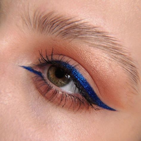 Blue Eyeliner Looks, Blue Eyeliner Makeup, Eyeliner Designs, Blue Liner, Brown Makeup, Makijaż Smokey Eye, Eye Makeup Designs, Winter Makeup, Colored Eyeliner