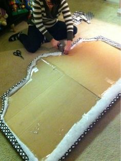 DIY cardboard headboard...finally a cheap and easier solution. Cardboard Headboard, Do It Yourself Decoration, Carton Diy, Dekor Diy, Diy Headboards, Diy Headboard, Diy Cardboard, Diy Bed, On The Floor