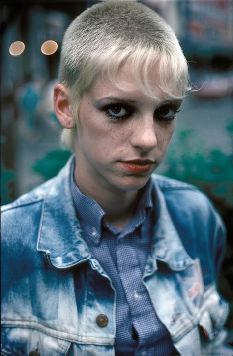 17 Incredible Vintage Photos From London's '70s Punk Scene Derek Ridgers, Chelsea Cut, Skinhead Fashion, Skinhead Girl, 70s Punk, 80s Punk, Face Piercings, Teddy Boys, Punk Scene