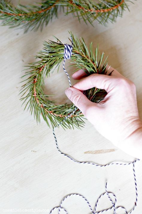 Tiny Wreaths Diy, Diy Small Wreath, Mini Wreaths Diy, Small Wreath Ideas, Small Christmas Wreaths, Christmas Wreath Simple, Mini Wreath Diy, Wire Christmas Wreath, Mini Wreaths Christmas