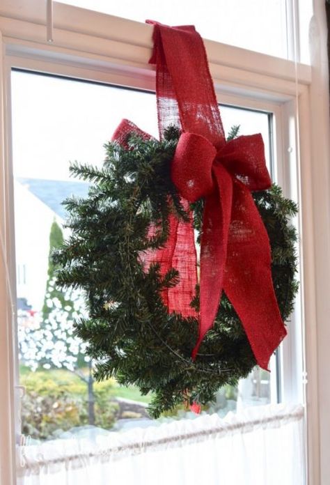 Wreath In Window, Christmas Ideas For The Home, Christmas Window Decor Ideas, Window Decor Ideas, Christmas Window Decor, Windows Style, Easy Decor Ideas, Bright Christmas Decorations, Christmas Wreaths For Windows