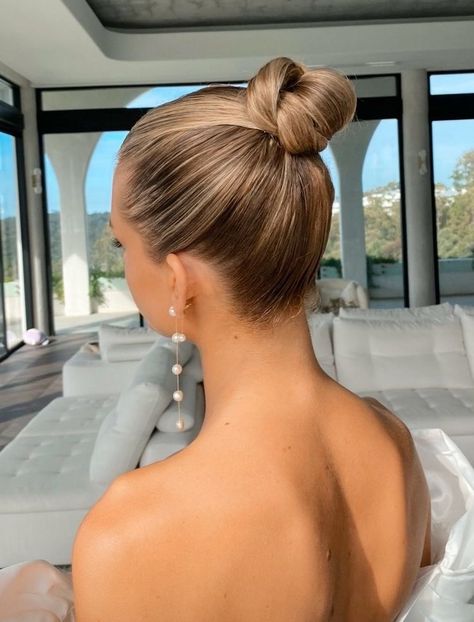 Bun For Very Long Hair, Slicked Back Hairstyles, Sleek Bun Hairstyles, Vintage Vibes Retro, Hair Tips And Tricks, Bun Ideas, Wedding Bun Hairstyles, Wedding Hair Up, Long Hair Tips