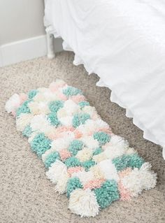 Diy Pom Pom Rug, Pompon Diy, Diy Pom Poms, Pom Pom Rug, Diy Pom Pom, How To Make A Pom Pom, Diy Yarn Crafts, Pom Pom Crafts, Rug Yarn