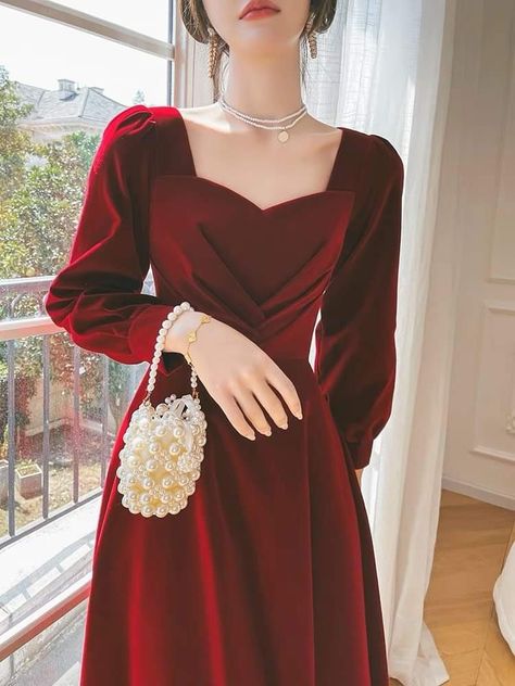 Christmas Outfits Classy, Christmas Attire For Women, Outfits For Females, Christmas Outfit Women, Women Christmas Outfits, Classy Wedding Guest Dresses, Gaun Koktail, Aesthetic Valentines, Xmas Outfit