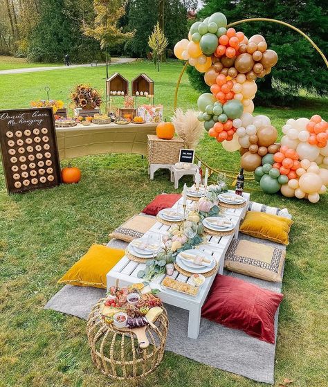 Picnic Party Backdrop, Picknick Set Up, Picnic Display Ideas, Outdoor Birthday Set Up Ideas, Picnic Setting Ideas, Picnic Backdrop, Baby Picnic Birthday, Simple Dinner Party Table Settings, Picnic Party Set Up